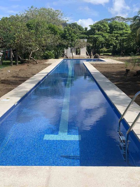 Las piscinas que construimos son totalmente chorreadas, losa y paredes de concreto de 20 cm de espesor.